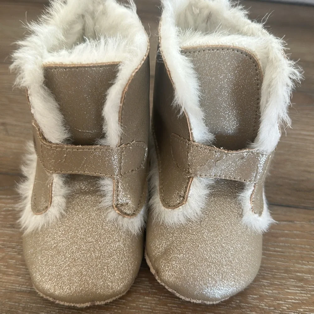 OLD NAVY Baby Girl Gold sparkly Boots w white Faux Fur size 18-24 Months